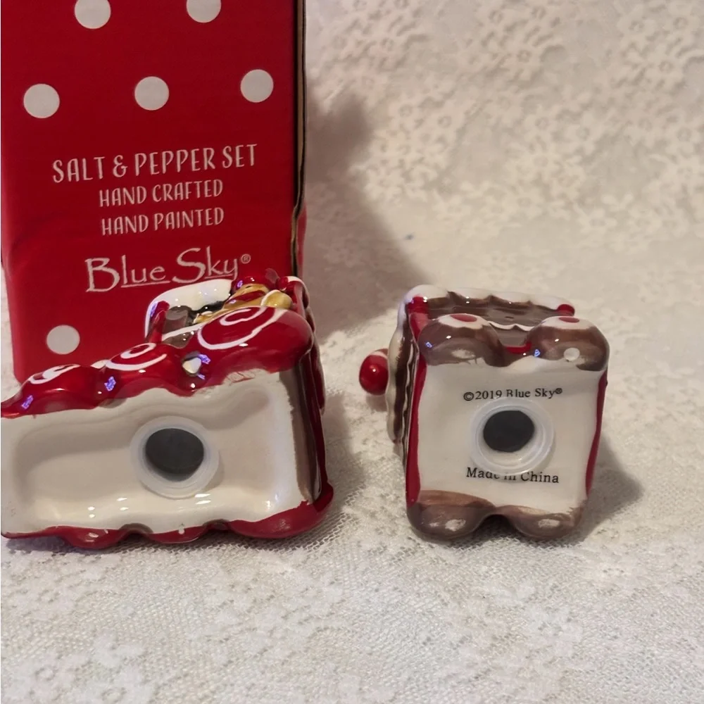 Adorable Blue Sky Salt & Pepper Shakers Clayworks. Christmas New